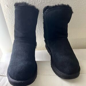 Size 8 Black Used Ugg boots.